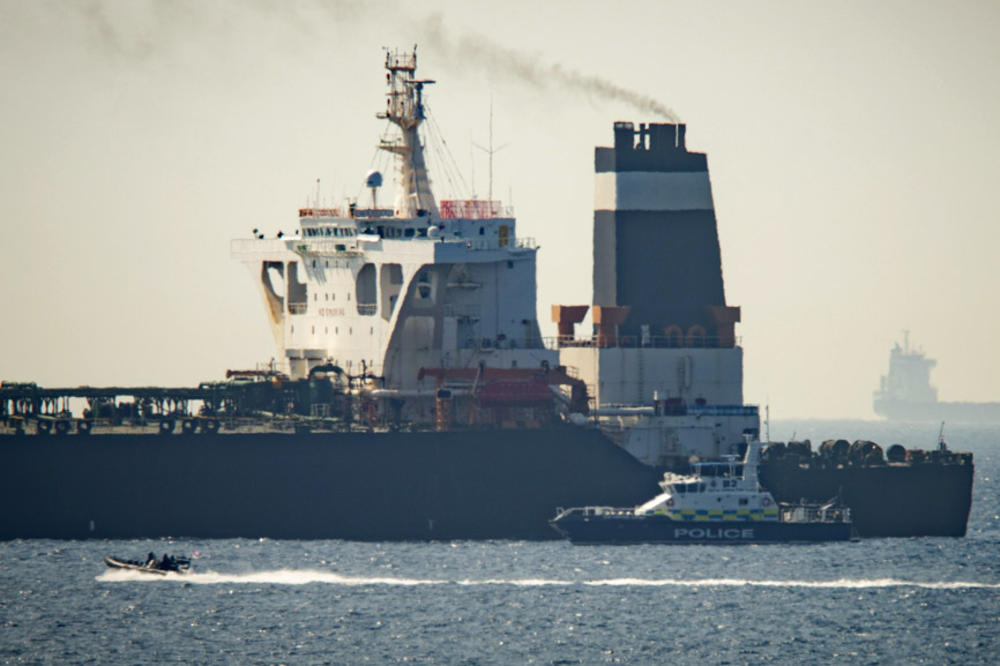 U GIBRALTARU ZAPLENJEN TANKER NA ZAHTEV AMERIKE: Britanci zadržali supertanker u španskim vodama, prevozio iransku naftu!