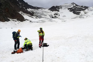 GLEČER PROGUTAO ALPINISTKINJU: Nemica stradala, dvojica planinara teško povređena u Italiji! Upali u pukotinu glečera, a krenuli na trening spasavanja!