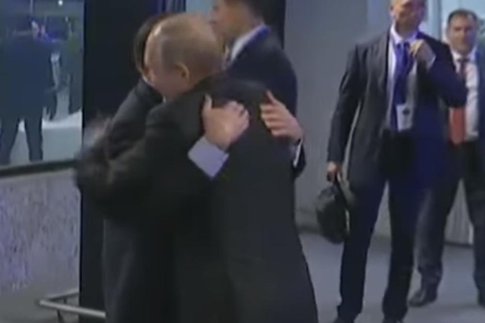 STARI DRUGARI: Putin nije mogao da ode iz Italije, a da se ne sretne sa Berluskonijem! Pogledajte kako su se izgrlili (FOTO, VIDEO)