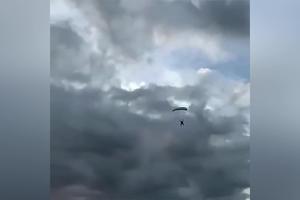 AU KAKVA SREĆA! Posle ovakvog pada sa visine od nekoliko stotina metara dobro je da se živ izvukao! (VIDEO)