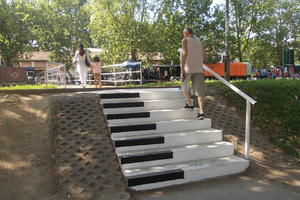 POGLEDAJTE KAKO IZGLEDAJU MUZIČKE STEPENICE U LOZNICI: 7 starih betonskih stepenika dobilo lepši izgled zahvaljujući kreativnim mladim ljudima (FOTO)