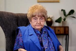 PREMINULA ČUVENA ŽRTVA ANĐELA SMRTI: Eva Kor (85) je pozivala na oproštaj nacistima, a doktor Mengele je nju i njenu sestru mučio u Aušvicu! Umrla obilazeći svoju mučionicu!