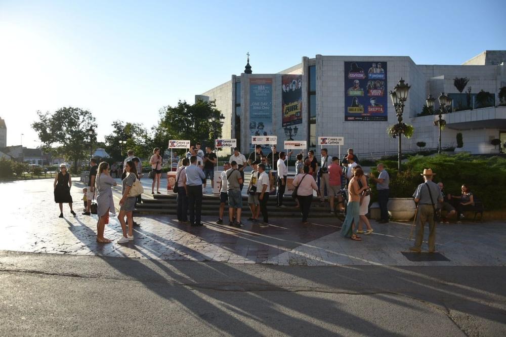 JOŠ JEDAN DEBAKL OPOZICIJE:  Na protestu Saveza za Srbiju u Novom Sadu okupilo se 30 ljudi! (FOTO)