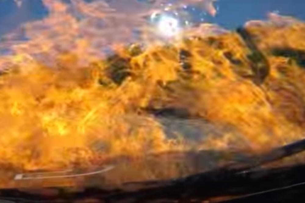 UŽAS NA TRCI U HRVATSKOJ: Automobil se zapalio pri velikoj brzini, vozač se spasao skokom kroz vatru (VIDEO)