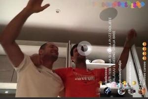 DI-DŽEJ NOLE: Punih sat vremena Đoković ispunjavao želje fanovima širom sveta - puštao im muziku i pevao iz stana u Londonu (VIDEO)