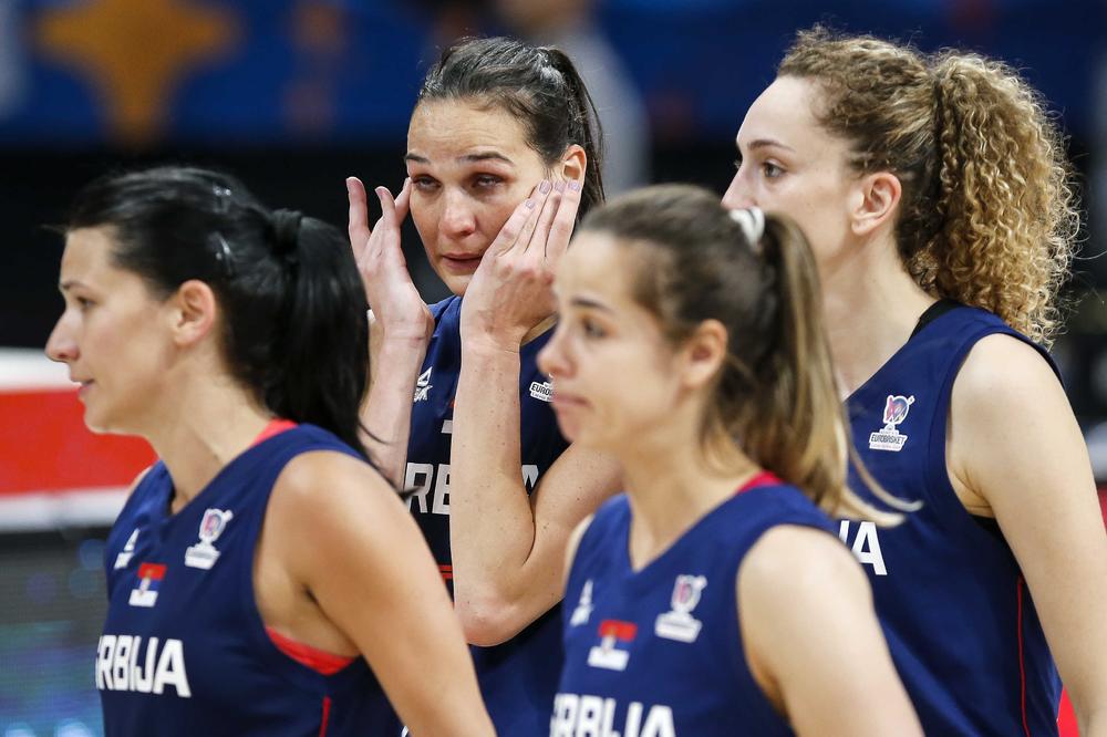 REKE SUZA TEKLE ARENOM: Srpske košarkašice nisu mogle da obuzdaju emocije! Lavice plakale posle poraza od Španije (FOTO)