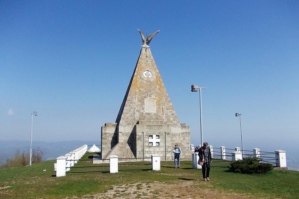 JEDINSTVENA SPOMEN-KOSTURNICA PUKOTINAMA DOČEKUJE TURISTE: Hitne popravke potrebne na vrhu Gučeva (FOTO)