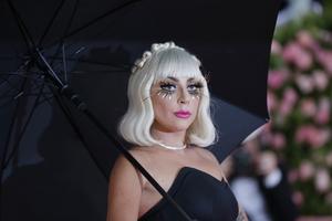 BAŠ JE BRIGA ŠTO BOLI: Ledi Gaga na sebi je nosila ŽIVO MESO, šetala golih GRUDI, a ono što sad nosi na NOGAMA je pravi HIT! (VIDEO)