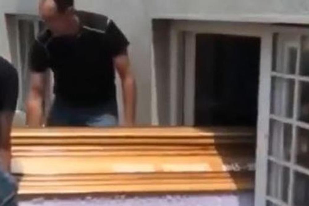 BIZARNO! Jezivi snimak ispred opšte bolnice u Požarevcu! Telo pokojnika izneli kroz prozor bolnice  VIDEO