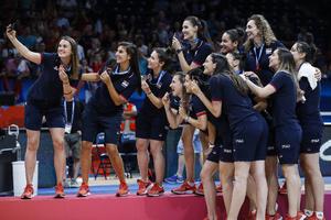 LAVICE NAPRAVILE HAOS NA SPLAVU: Pogledajte kako su naše košarkašice slavile osvajanje bronzane medalje (VIDEO)