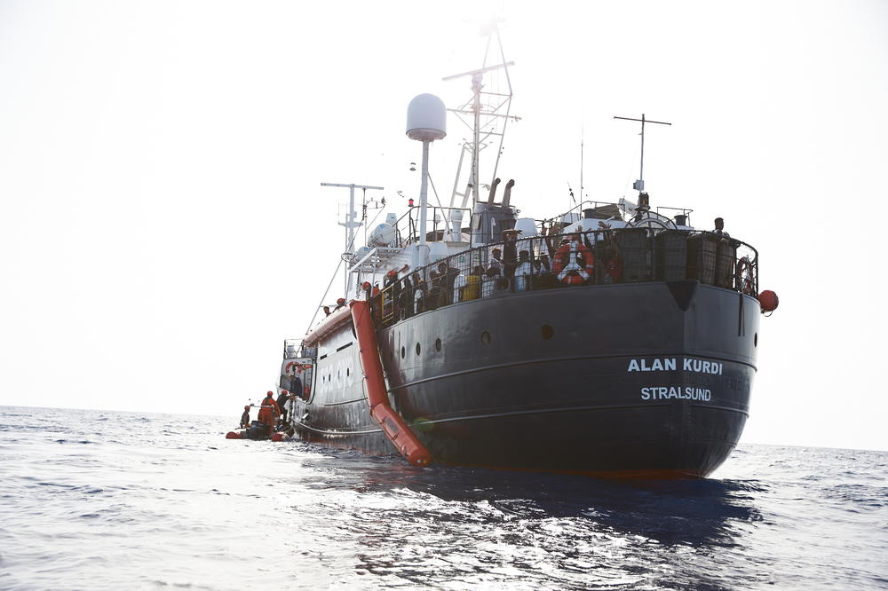 UŽAS NA MORU: 15 migranata umrlo od gladi i žeđi jer im je brod plutao nedelju dana