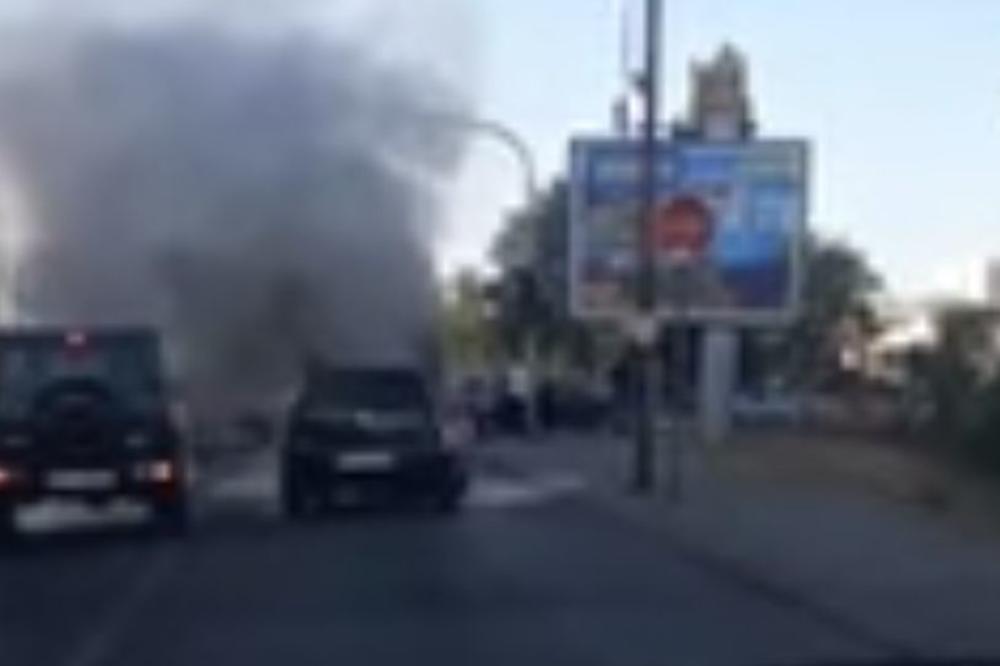 AUTO SE ZAPALIO NASRED ULICE U PODGORICI: Samo je počeo da kulja gust dim i stao je! (VIDEO)
