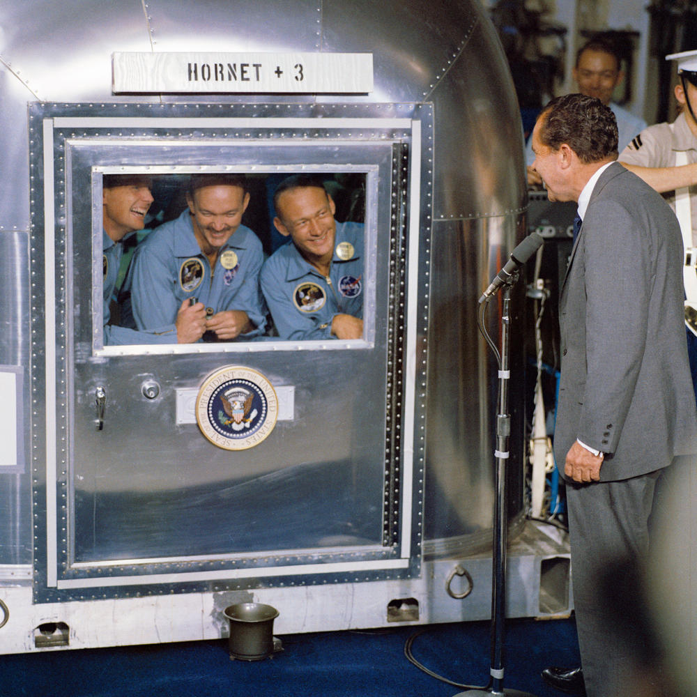 Predsednik Nikson i posada Apola 11