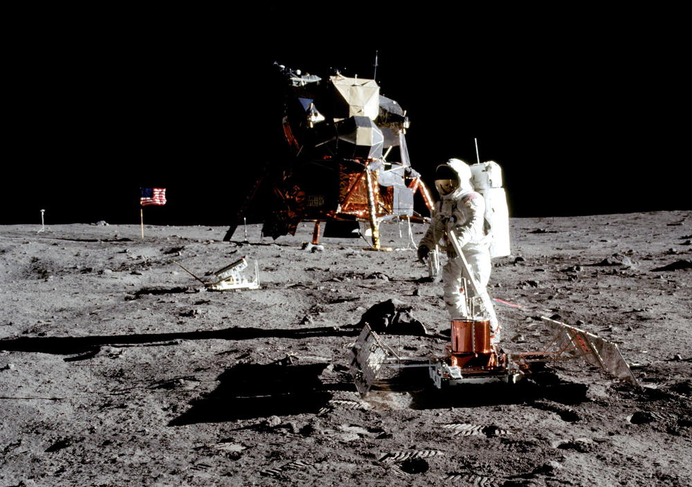 Nil Armstrong, Mesec, sletanje na Mesec, Apolo 11
