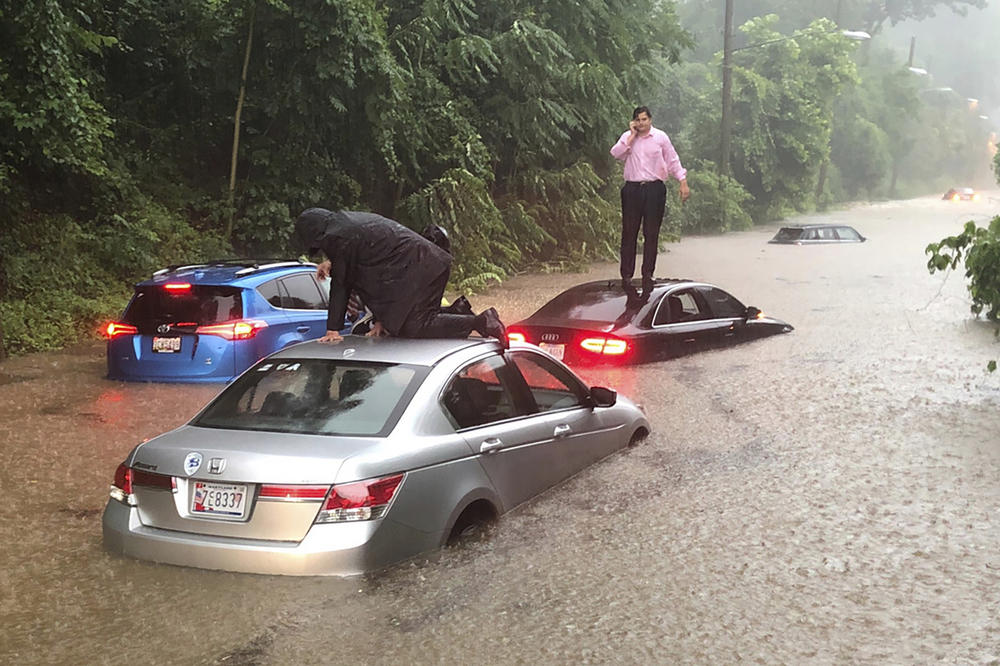 NEZAPAMĆENE PADAVINE U VAŠINGTONU NAPRAVILE HAOS: Poplave na ulicama, ljudi zaglavljeni u automobilima, prokišnjava i Bela kuća! (FOTO, VIDEO)