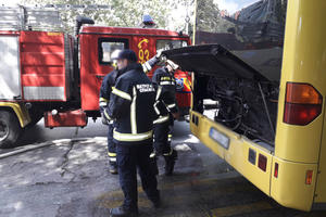 ZAPALIO SE GRADSKI AUTOBUS U NIŠU: Vatra je buknula iz motora, srećom, nema povređenih! (VIDEO)