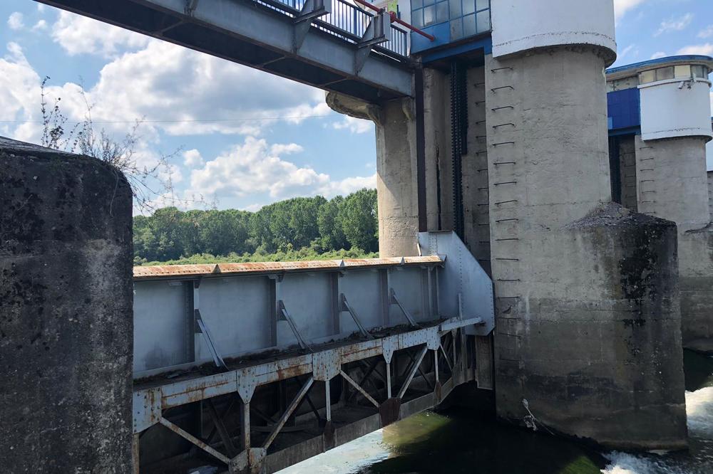 ZAPADNA MORAVA ZAGAĐENA U ČAČKU: Masne mrlje od nafte plutaju rekom, gradsko kupalište zatvoreno