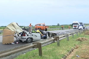 STRAVIČNE SCENE NA AUTO-PUTU KOD MALE KRSNE: Na mestu nesreće smrskana škoda, koferi, igračke! Otac i ćerka poginuli na mestu, povređena i beba (UZNEMIRUJUĆI FOTO)