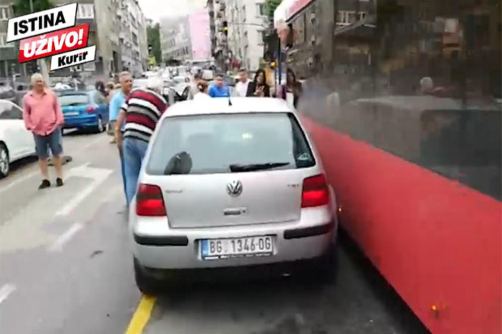 ČUKANJE U STARINE NOVAKA: Sudar autobusa i automobila napravio manju gužvu u centru Beograda (KURIR TV)