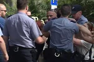 RADNICI NAPALI POLICIJU U MOSTARU: Incident ispred zgrade HDZ u BiH, privedeno dvoje (VIDEO)