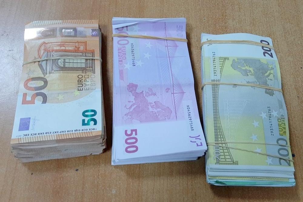 KAKAV ULOV NA GRADINI: U džepove pantalona ugurao 100.000 evra! 50.000 u jedan, a 53.000 u drugi (FOTO)