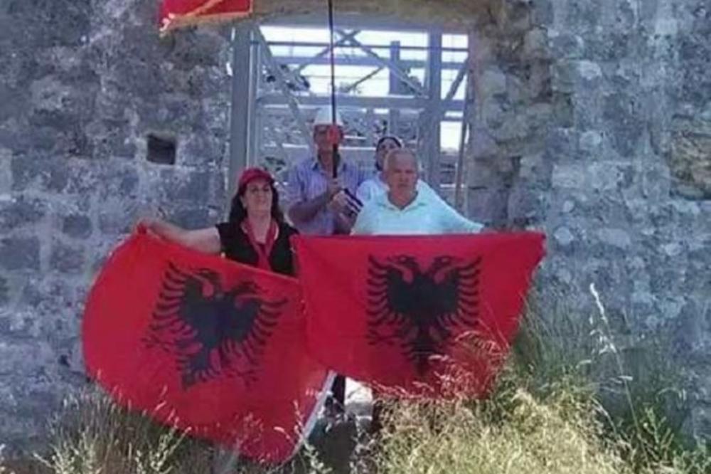SKANDALOZNO SKRNAVLJENJE SRPSKIH SVETINJA U CRNOJ GORI: Srbima zabranili liturgiju, a Albancima puštaju da šire zastave sa dvoglavim orlom! (FOTO)