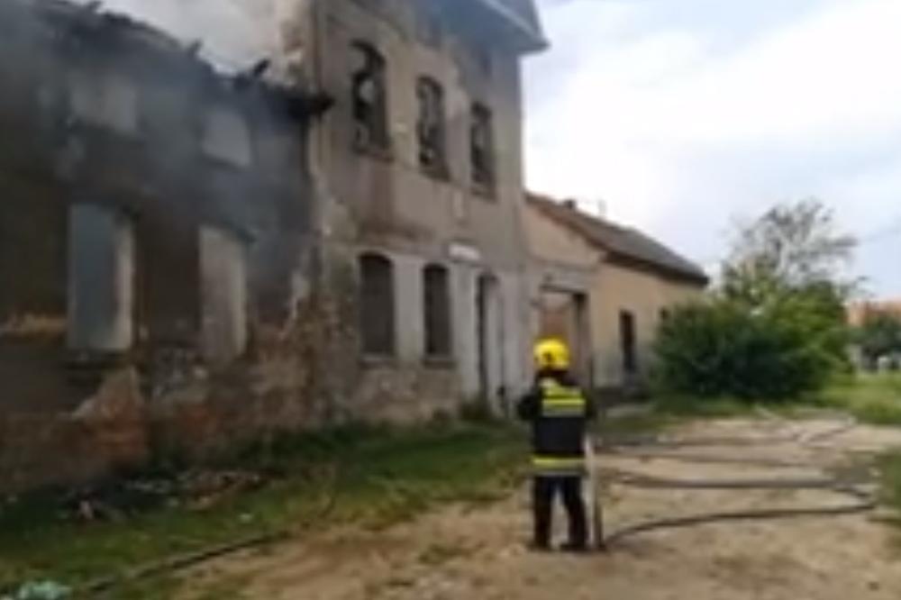 ZAPALIO SE STARI MLIN U PANČEVU: Vatrogasci uspešno ugasili požar! (VIDEO)