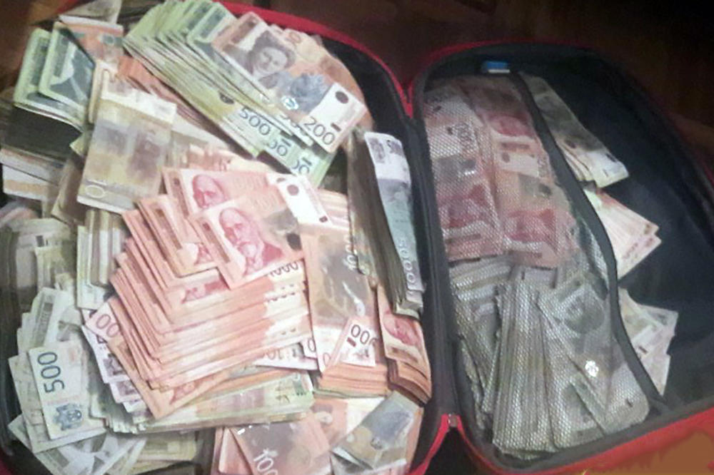 FILMSKA PLJAČKA NA NOVOM BEOGRADU: Ukrali više od 18 miliona dinara iz trezora banke, pa pobegli motorom (FOTO)