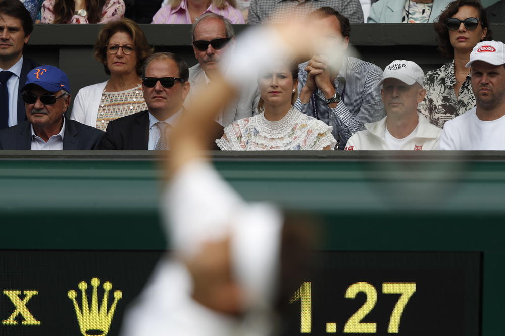 FEDEREROVA ŽENA NEMA VIŠE PROBLEMA SA DEKOLTEOM: Pogledajte kako Mirka zbog Đokovića grize prste! (VIDEO)