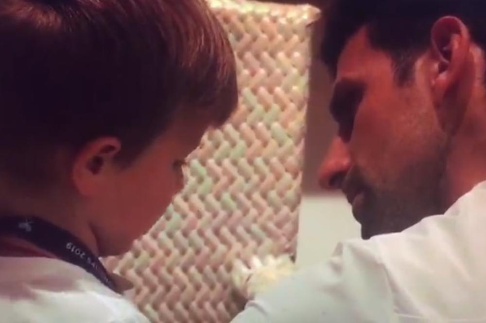 NAJEMOTIVNIJI TRENUTAK VIMBLDONA! Novak srušio diva Federera, a onda pao na kolena pred NJIM! Đoković podigao pehar, pa požurio da poljubi sina Stefana (VIDEO)