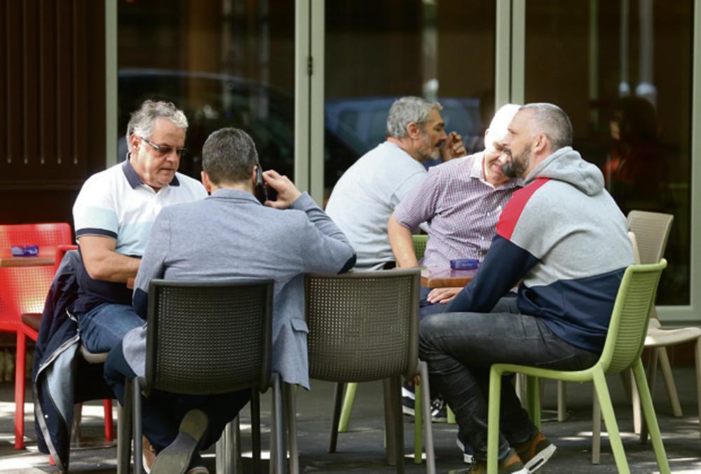 Čekajući izveštaj doktora... Čović sa saradnicima iz Zvezde ispred Kliničkog Centra