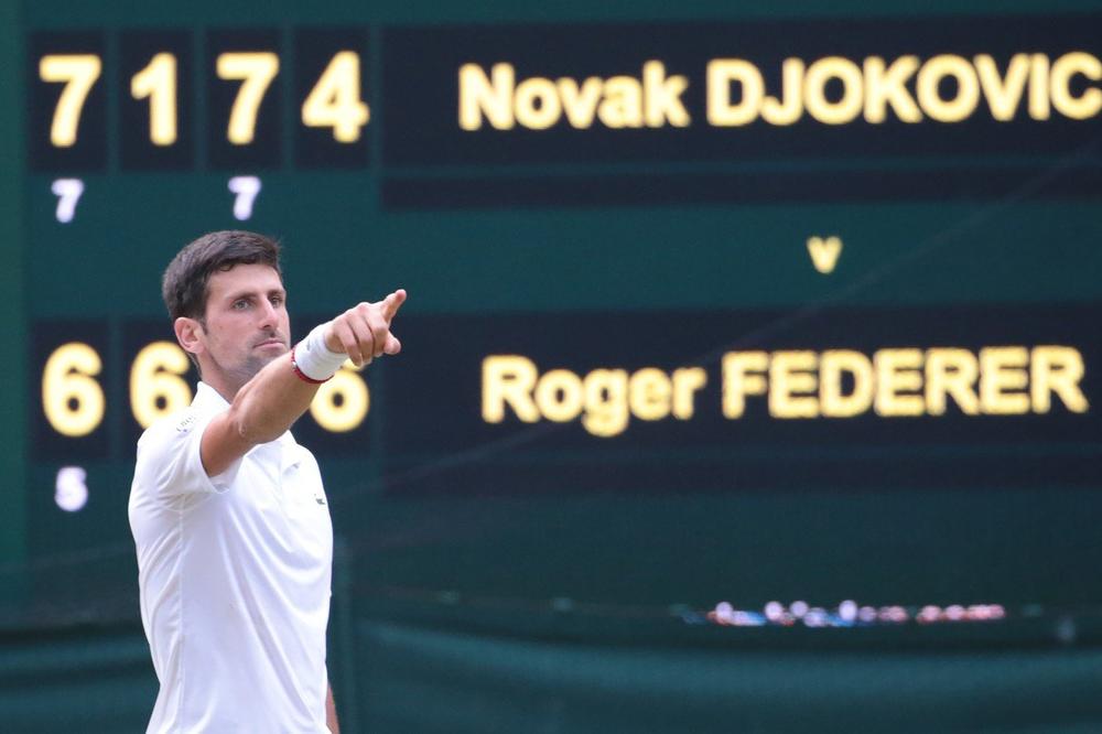 JA NE ZNAM ŠTA OVAJ ČOVEK IMA U GLAVI! Komentator u NEVERICI: Federer je imao dve vezane meč lopte, ali KRAJ JE KAD NOVAK KAŽE DA JE KRAJ! (VIDEO)