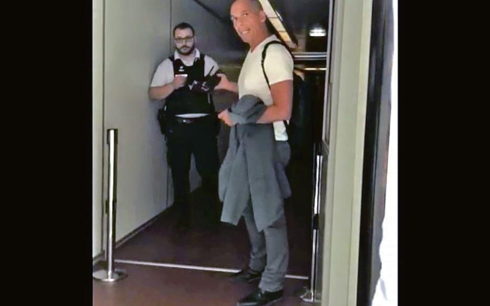 Incident... Varufakis sa policajcem po izlasku iz aviona