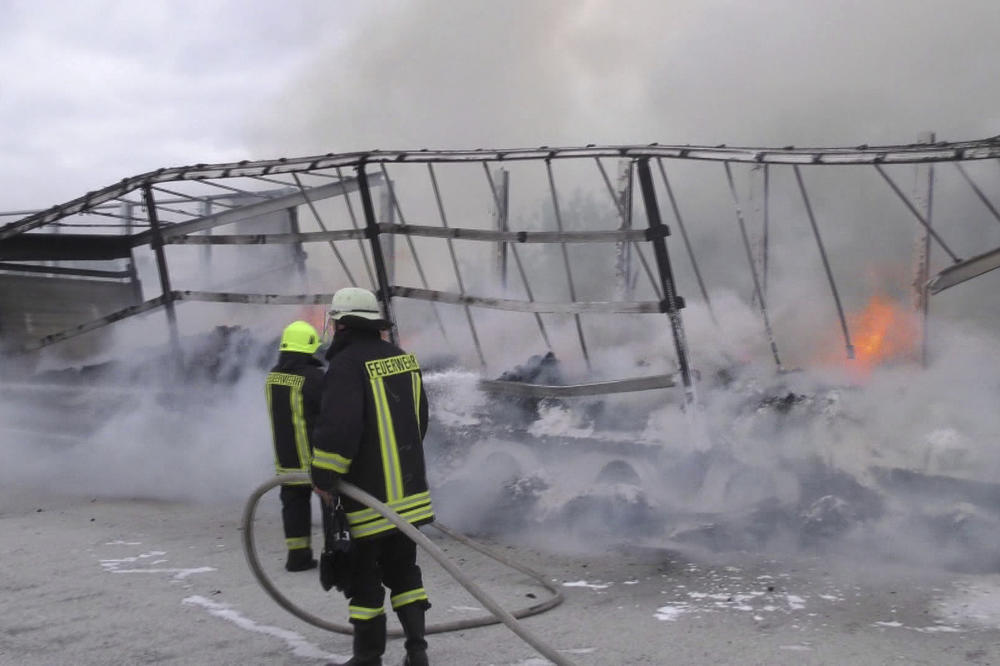 OVAKO IZGLEDA 17 TONA TOPLE ČOKOLADE NA AUTO-PUTU: Zapalio se kamion u Nemačkoj, izgoreo sav kakao vredan stotine hiljada evra! (FOTO)