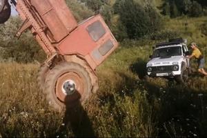 SPASAVANJE SE PRETVORILO U KATASTROFU! Traktor nije uspeo, napravljena DUPLA ŠTETA! (VIDEO)