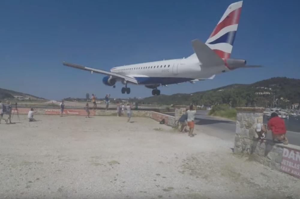 NA POPULARNOM GRČKOM OSTRVU AVIONI SLEĆU TIK IZNAD VAŠIH GLAVA: Ovim turistima uopšte to ne smeta, pogledajte ZASTRAŠUJUĆE SNIMKE! (VIDEO)