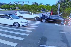 TOTALNI KARAMBOL ZBOG BICIKLISTE! Tri auta slupana, a on šmugnuo sa lica mesta! (VIDEO)