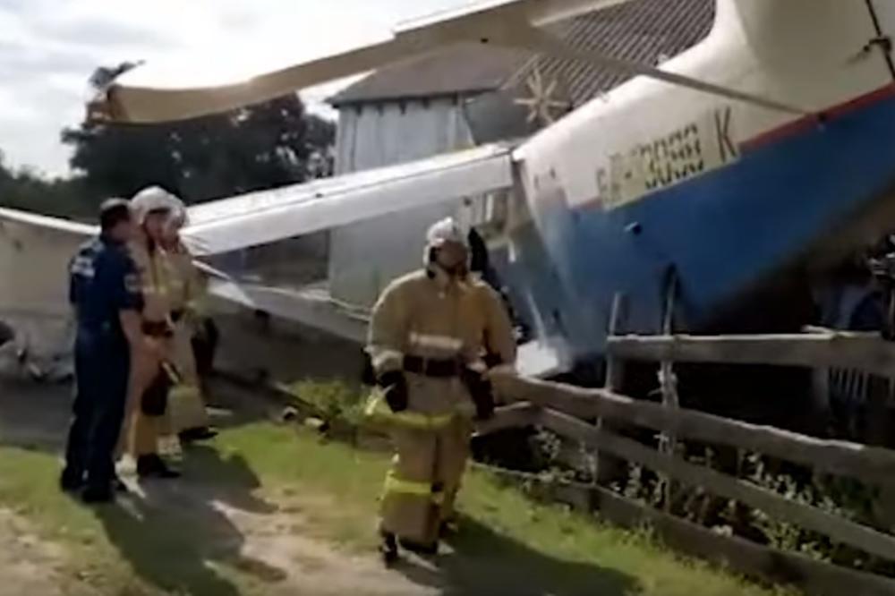SPORTSKI AVION SE ZAKUCAO U KUĆU: Povređeno 4 ljudi, pilot slomio ključnu kost (VIDEO)