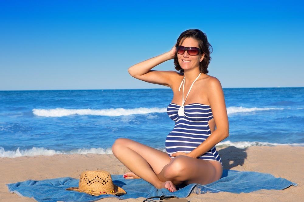 AKO STE TRUDNI, DA LI SMETE NA MORE? Pridržavajte se ovih pravila i boravak na plaži može da bude siguran i za bebu i vas