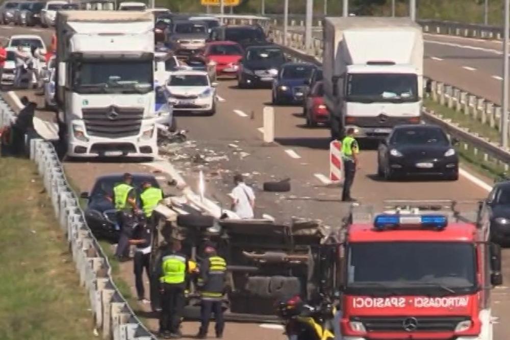 TEŠKA NESREĆA NA AUTO-PUTU KOD ALEKSINCA: Sudar kombija, kamiona i automobila, jedan poginuo! Ima i povređenih (VIDEO)
