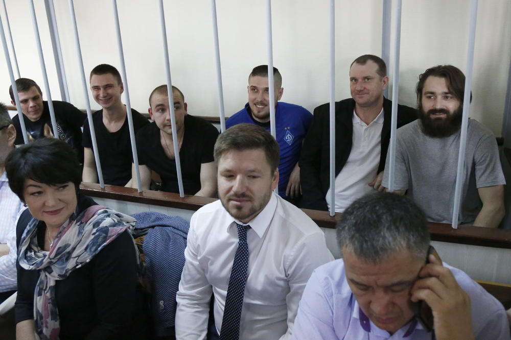 POSTIGNUT DOGOVOR RUSIJE I UKRAJINE: Puštaju na slobodu ukrajinske mornare uhapšene posle incidenta u Kerčkom moreuzu!
