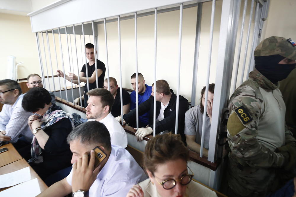RUSIJA DEMANTOVALA: Ukrajinski mornari uhapšeni u Kerčkom moreuzu ostaju u zatvoru!