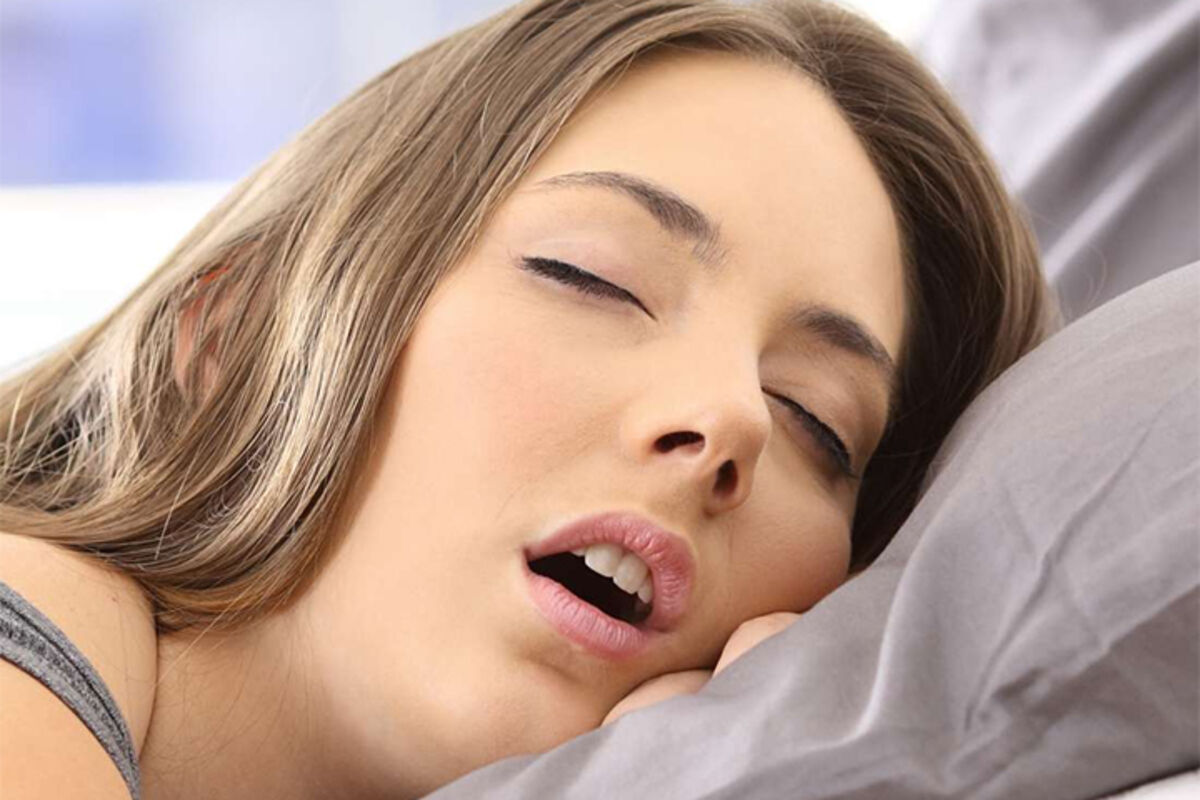 Давлюсь слюной во сне. Спящее лицо девушки. Лицо удовольствия. Красивые женщины с открытым ртом.