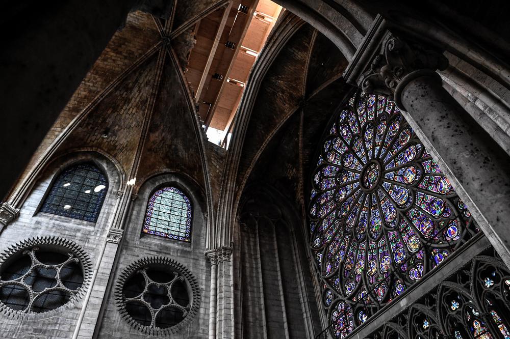 EVO ŠTA JE OSTALO POSLE BUKTINJE U NOTR DAMU: Čuvena srednjovekovna katedrala još nije bezbedna za obnovu! (FOTO GALERIJA)