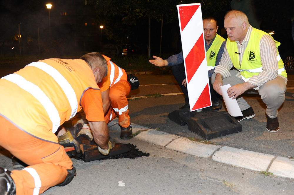 ODZVONILO UDARNIM RUPAMA U BEOGRADU, VESIĆ SA PUTARIMA U NOĆNOJ AKCIJI: Krpili novom metodom, umesto 30 sad zakrpe 130 rupa za noć! (FOTO)