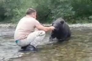 VABIO MEDVEDA DA MU JEDE IZ RUKE! Rus hteo da podeli ulov sa gladnom zverkom! Usledila je neverovatna scena! (VIDEO)