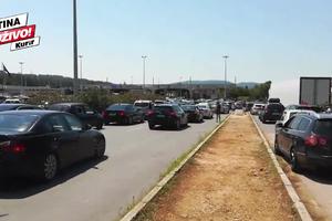 KILOMETARSKE KOLONE NA MAKEDONSKO-GRČKOJ GRANICI: Vozači trube u znak protesta, majke sa malom decom izlaze iz automobila da se rashlade! (KURIR TV)