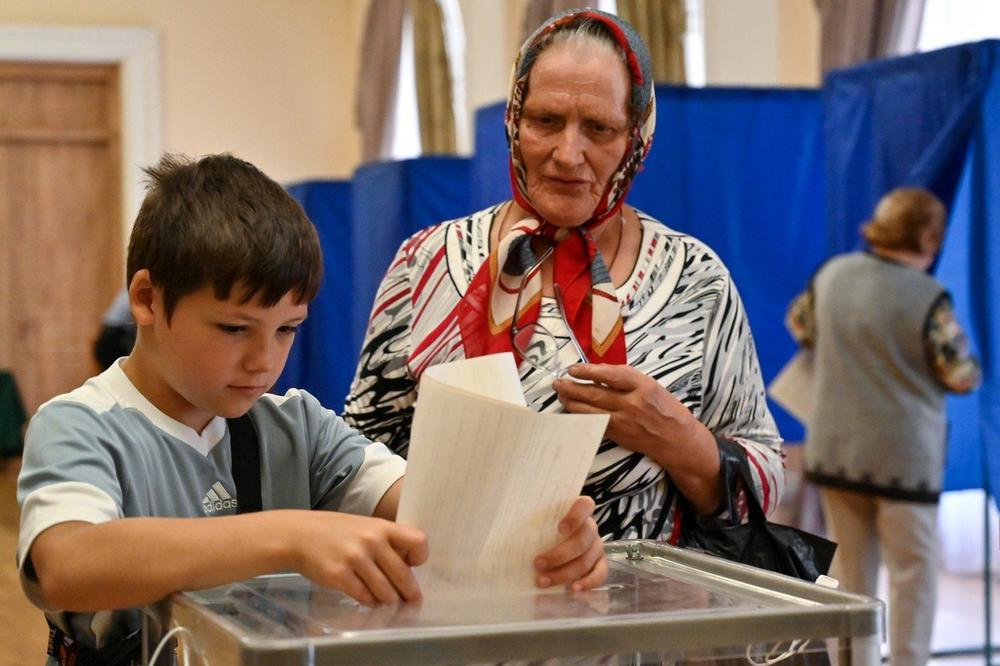 UKRAJINCI BIRAJU NOV SAZIV PARLAMENTA: Zelenski se nada apsolutnoj većini!