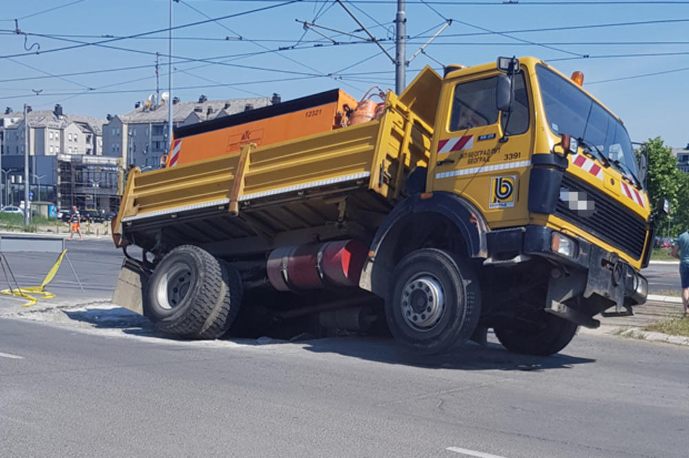 OTVORIO SE ASFALT NA NOVOM BEOGRADU: Kamion Beograd puta upao u rupu celim točkom