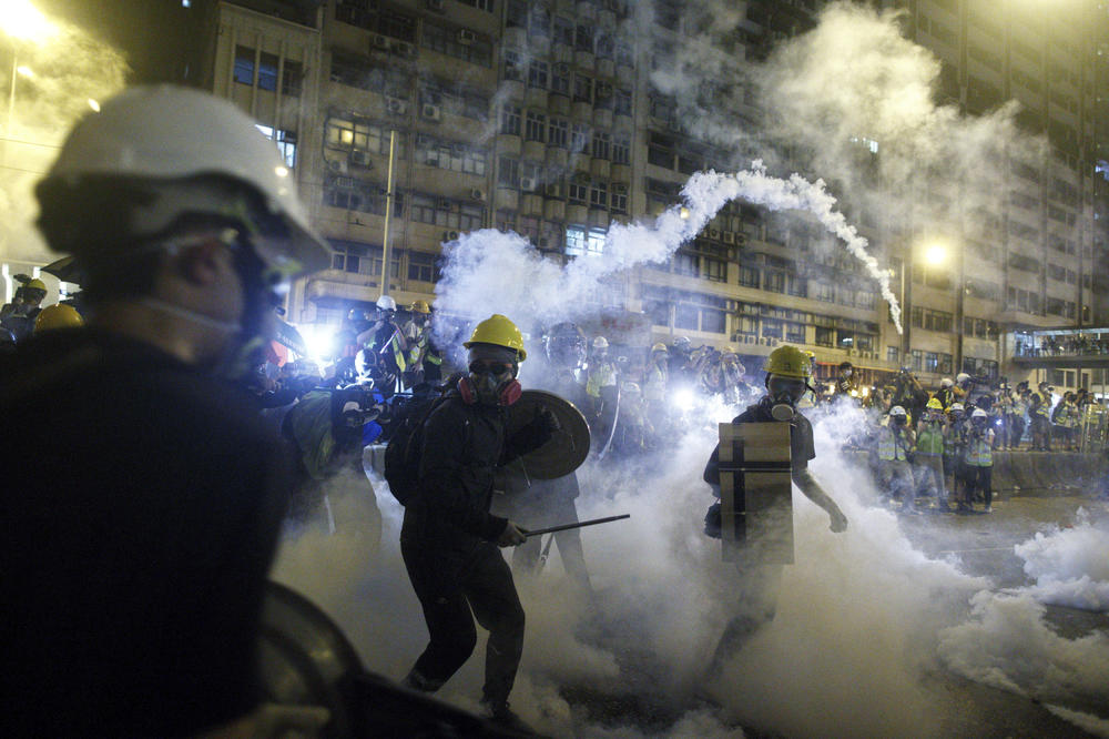 HAOS U HONGKONGU: Policija napala demonstrante, bacili suzavce, a ovo je prethodilo sukobu (FOTO, VIDEO)